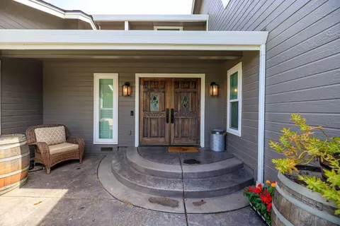 Entry Way - 910 Laver Ct, Lodi, CA 95242 photo 2 of 8