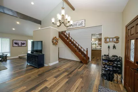 Entry Way - 910 Laver Ct, Lodi, CA 95242 photo 6 of 8