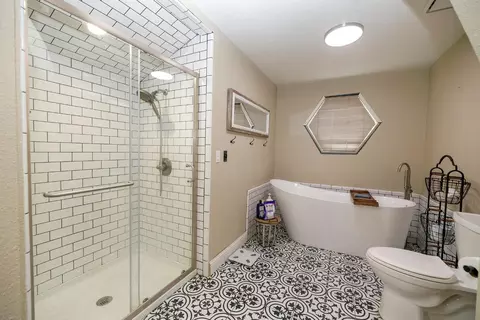 Bath - 910 Laver Ct, Lodi, CA 95242 photo 5 of 8