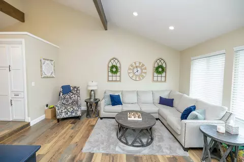 Living - 910 Laver Ct, Lodi, CA 95242 photo 2 of 3
