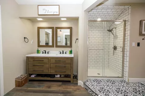 Bath - 910 Laver Ct, Lodi, CA 95242 photo 7 of 8