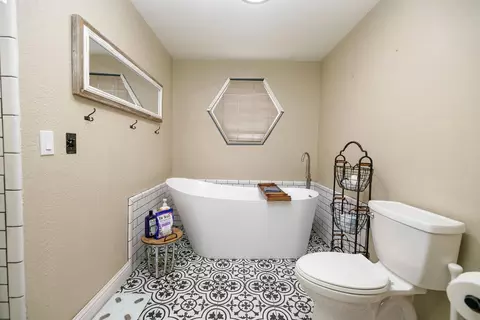 Bath - 910 Laver Ct, Lodi, CA 95242 photo 6 of 8