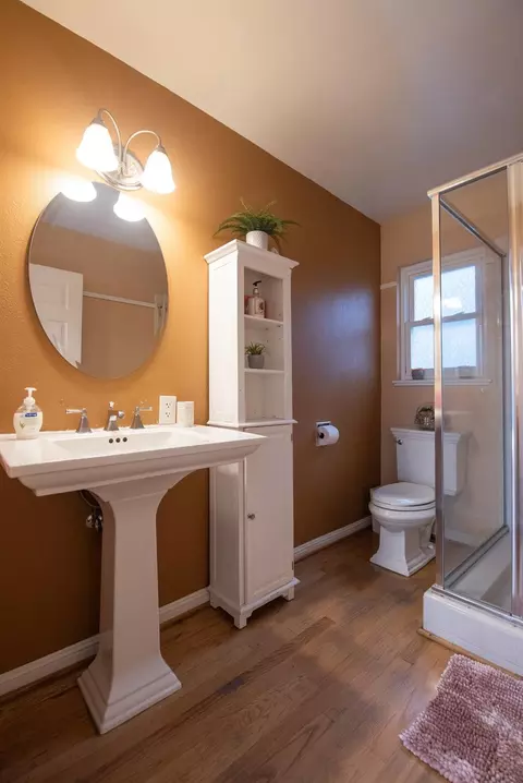 Bath - 1401 Locke Rd, Modesto, CA 95355 photo 2 of 4