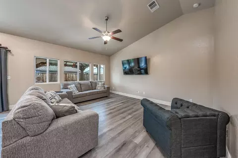 742 Strada St, Lemoore, CA 93245 photo 4