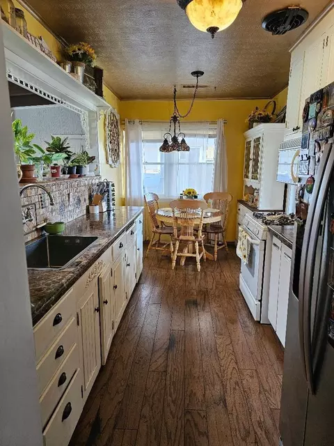 1817 W 4th St, Madera, CA 93637 photo 2