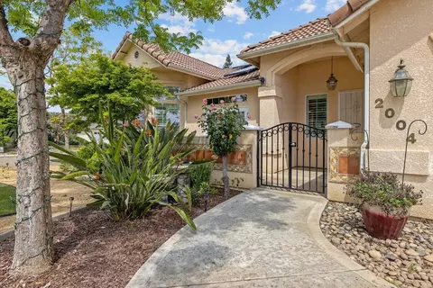2004 Dorothea Ct, Visalia, CA 93292 photo 3