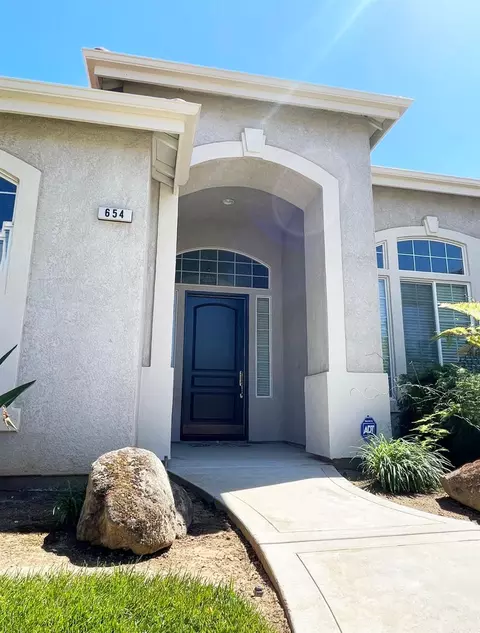 654 W Muncie Ave, Clovis, CA 93619 photo 4