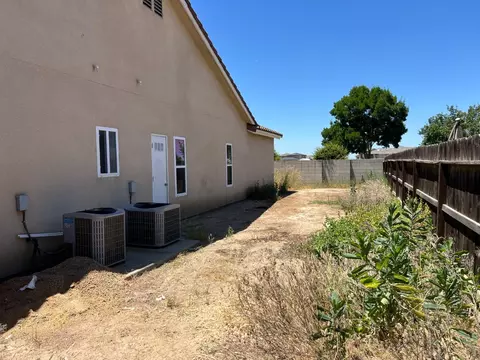 1464 Larrete Ave, Madera, CA 93637 photo 3