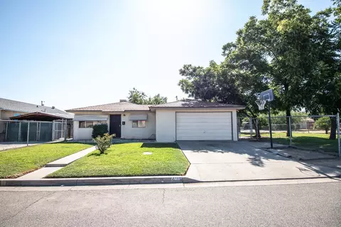 419 J St, Sanger, CA 93657 photo 1