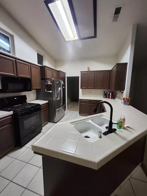 3562 Point Sur Dr, Madera, CA 93637 photo 2