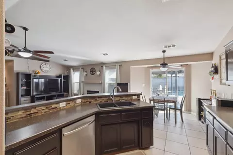 971 Yosemite Dr, Lemoore, CA 93245 photo 9