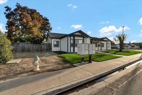 410 Westgate Pl, Lemoore, CA 93245 photo 2
