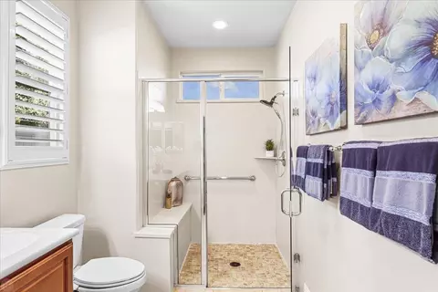 Bath - 2384 Shadow Berry Dr, Manteca, CA 95336 photo 2 of 4