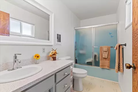 Bath - 4149 Mary Ave, Olivehurst, CA 95961 photo 2 of 4