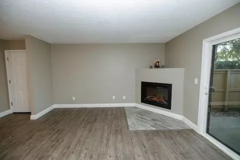 Living - 3400 Sullivan Ct #122, Modesto, CA 95356 photo 3 of 5