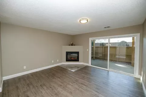 Living - 3400 Sullivan Ct #122, Modesto, CA 95356 photo 2 of 5