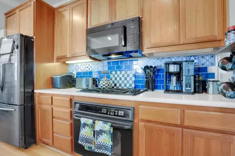 Kitchen - 402 Albrecht St, Manteca, CA 95337 photo 3 of 5