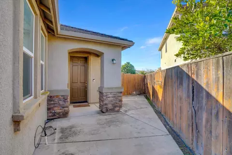 Exterior - 402 Albrecht St, Manteca, CA 95337 photo 4 of 10