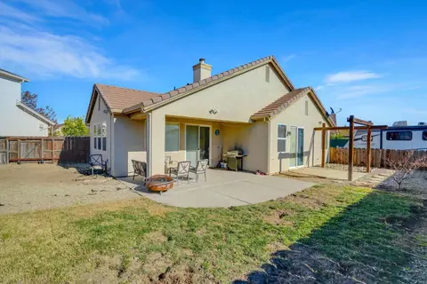 Exterior - 402 Albrecht St, Manteca, CA 95337 photo 5 of 10