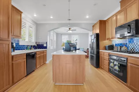 Kitchen - 402 Albrecht St, Manteca, CA 95337 photo 2 of 5