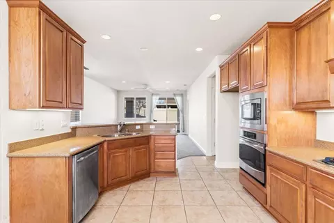 Kitchen - 2326 Shadow Berry Dr, Manteca, CA 95336 photo 4 of 6