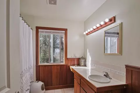 Bath - 22022 Montgomery Rd, Sonora, CA 95370 photo 2 of 3