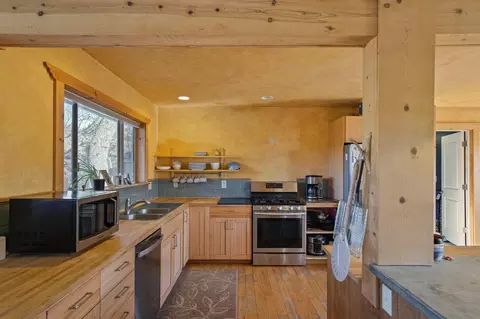Kitchen - 22022 Montgomery Rd, Sonora, CA 95370 photo 4 of 9