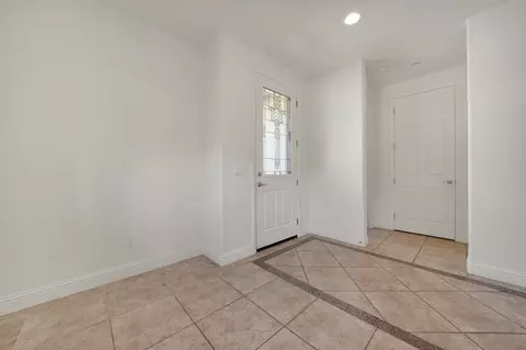 Entry Way - 2007 Thomas Dr, Jackson, CA 95642 photo 4 of 5