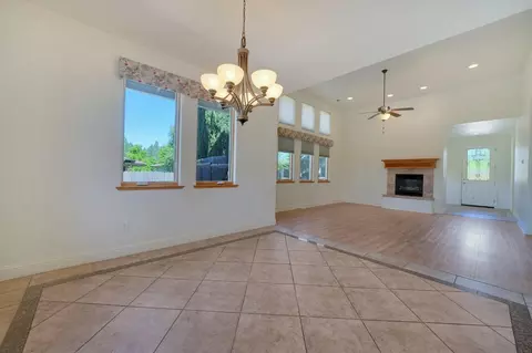 Living - 2007 Thomas Dr, Jackson, CA 95642 photo 5 of 6