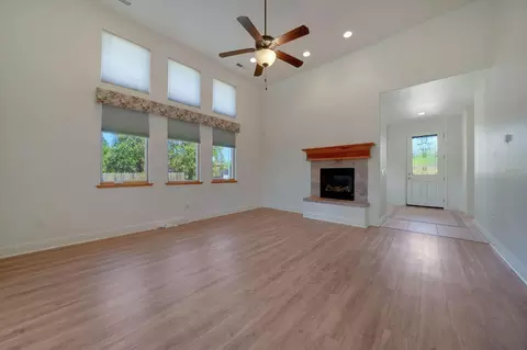 Living - 2007 Thomas Dr, Jackson, CA 95642 photo 4 of 6