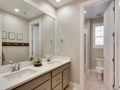 Bath - 4308 Red Maple Ct, Rocklin, CA 95765 photo 9 of 10