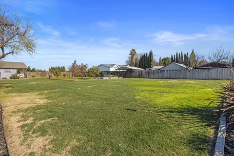 Exterior - 591 E Galin Rd, French Camp, CA 95231 photo 9 of 10