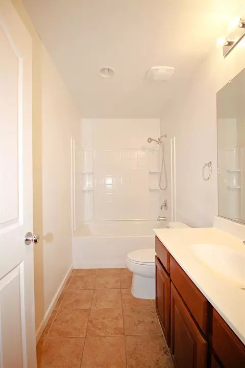 Bath - 715 Flyway Ct, Gridley, CA 95948 photo 1 of 5