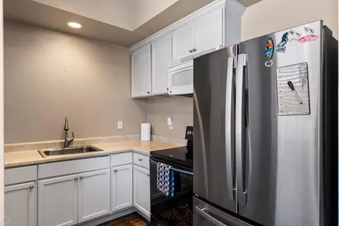 Kitchen - 16214 Redondo Dr, Tracy, CA 95304 photo 9 of 11