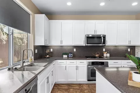 Kitchen - 1065 Thornton Ln, Tracy, CA 95376 photo 4 of 5
