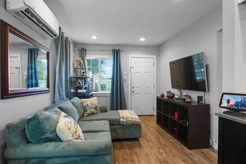 Living - 813 Watson Ave, Modesto, CA 95358 photo 3 of 4