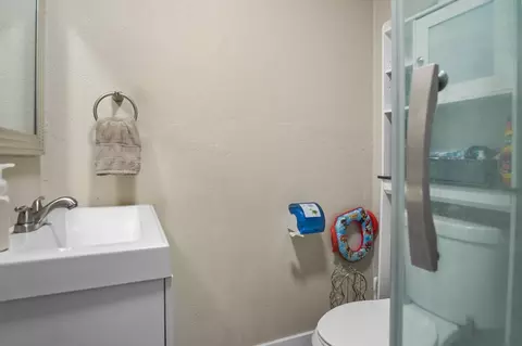 Bath - 813 Watson Ave, Modesto, CA 95358 photo 2 of 3