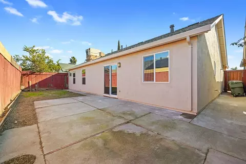 Exterior - 2037 Boulder Creek Dr, Modesto, CA 95351 photo 4 of 5