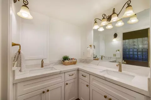 Bath - 5900 Oak Ave, Carmichael, CA 95608 photo 1 of 3