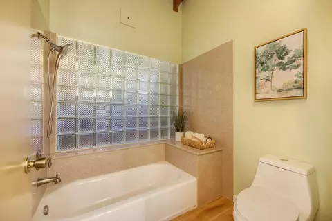 Bath - 5900 Oak Ave, Carmichael, CA 95608 photo 2 of 3