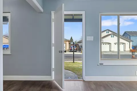 Entry Way - 618 Lupton St, Manteca, CA 95337 photo 2 of 7