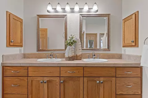 Bath - 14682 E Live Oak Rd, Lodi, CA 95240 photo 3 of 9