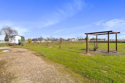Exterior - 14682 E Live Oak Rd, Lodi, CA 95240 photo 12 of 17