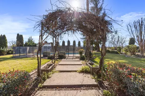 Exterior - 14682 E Live Oak Rd, Lodi, CA 95240 photo 5 of 17