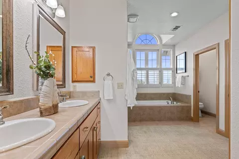 Bath - 14682 E Live Oak Rd, Lodi, CA 95240 photo 2 of 9
