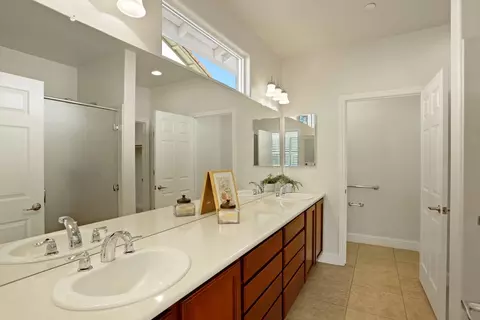 Bath - 2479 Redbud Way, Manteca, CA 95336 photo 2 of 3