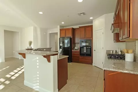 Kitchen - 2479 Redbud Way, Manteca, CA 95336 photo 4 of 6