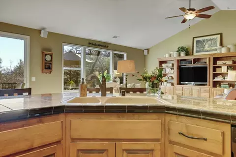 Kitchen - 11745 Rainbow Rd, Grass Valley, CA 95949 photo 7 of 9