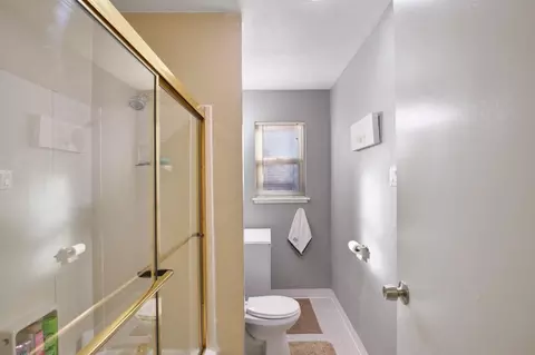 Bath - 634 Mamilane, Modesto, CA 95351 photo 2 of 4