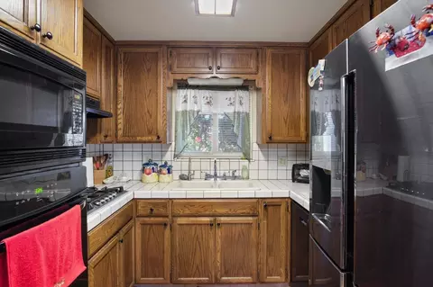 Kitchen - 634 Mamilane, Modesto, CA 95351 photo 3 of 5